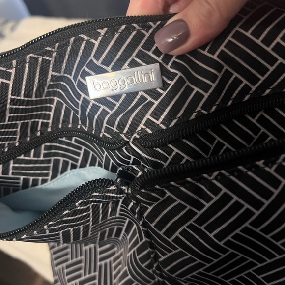 EUC Baggallini Black and White Herringbone Shoulder Bag - Picture 3 of 12